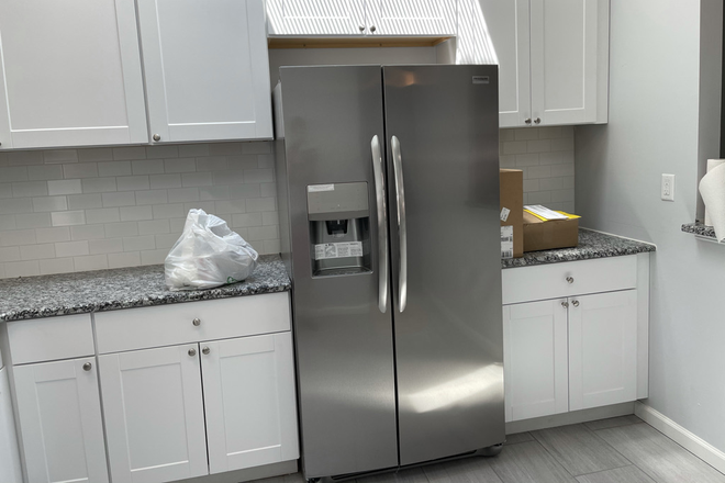 Kitchen - Large 2BR/1BA — 2 Blocks from the Loop, Walk to WashU — $1,995 Duplex