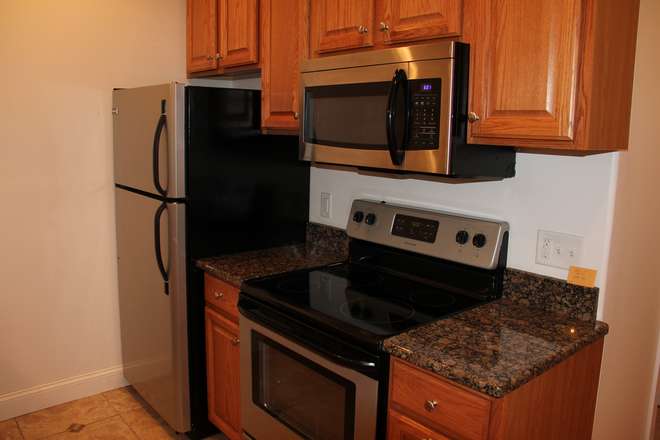 Kitchen - 3-bedroom fully furnished bi-level apartment - newer construction just two blocks from Temple