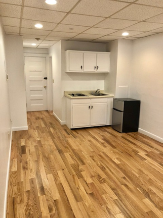 Hub Realty - Handy studio in small clean brownstone, private entrance, on green line T, free one month rent Apartments