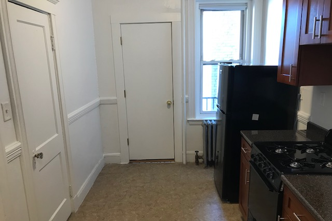 hubrealtyproperties.com - Front 2 bedroom split with renovated eat in kitchen and bathroom Apartments