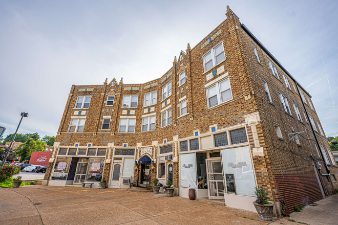 building - 7355 Lindell, 5 mins from campus, 2 br  for your or to share with roommate, Grad student contact us