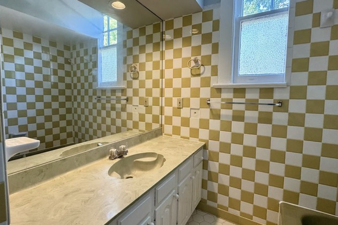 Bathroom 1 - Charming Apt.: Balcony + Small Front Yard
