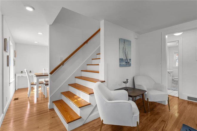 Entry way - Available for a group of 3! Beautiful 3 bedroom in Saunderstown! House