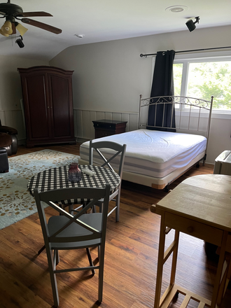 Queen bed - Furnished studio apt with private entrance-Fieldston Rd-Princeton Junction