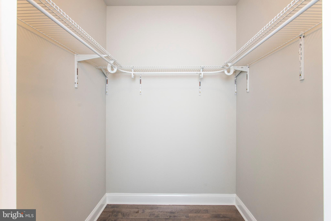 Bedroom 1 closet - 5min walk to campus House