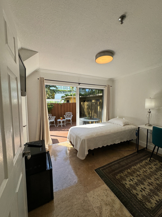 1st floor bedroom for rent with patio - BRICKELL 1st Floor Private Room/Bath/Patio * 2.6 miles to UM Miller Campus*