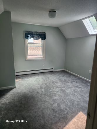 2nd floor room with carpet and skylight.. - Room for rent with private bathroom! 5 minutes from Uconn. House