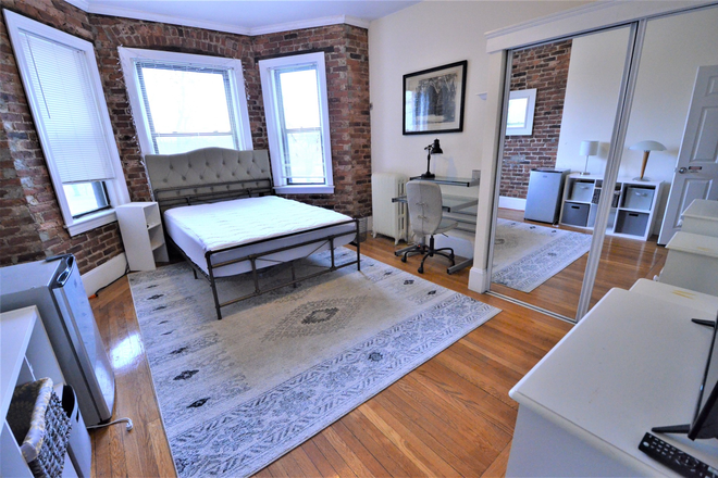 103 Hemenway St. #9 - CAPTIVATING 5BED,EAT-IN KITCHEN,EXPOSED BRICK,SPACIOUS. Available for 9/01/2025