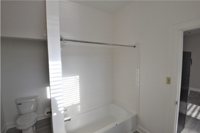 Bathroom - House Close to Campus on the Hill