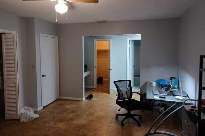 master bedroom - 3-min talk to UM