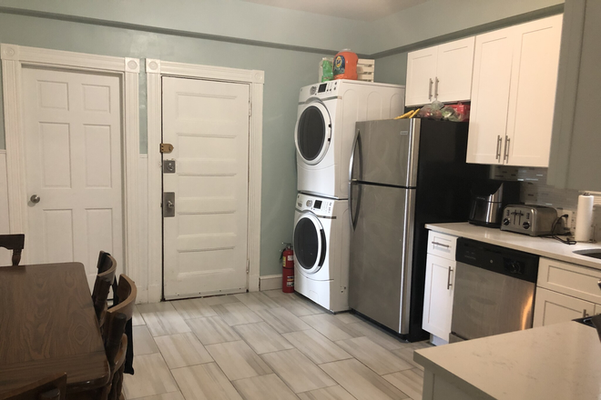 . - 2 Full Bath, Washer and Dryer in unit, Large Bedrooms Apartments
