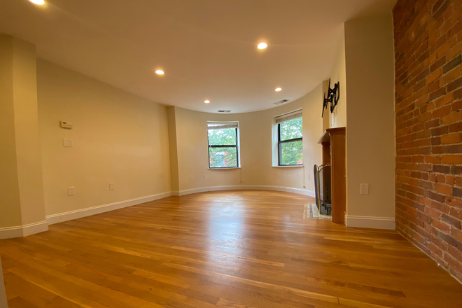 1 - GREAT location TOP floor 1 bed on Gainsborough St with in unit laundry