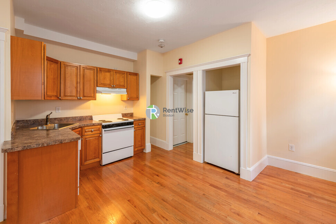1 - Renovated 4 Bed, 2 Bath on Huntington Ave | Near Northeastern, Longwood & Green Line Apartments