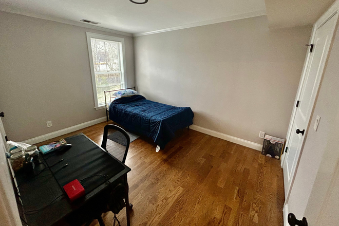 Master Bedroom with 2 walk-in-closet - Mixed-gender spacious master bedroom available in semi-furnished 3BHK