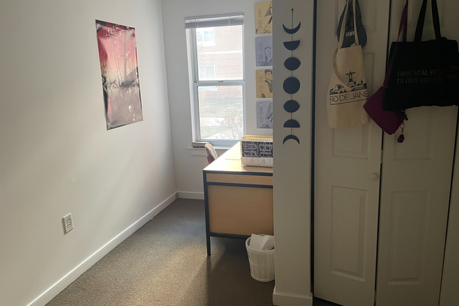 Bedroom window view + closet - South Campus Commons 3 Apartment For Sublease
