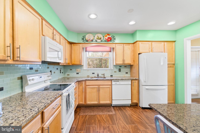 Kitchen - 5B/3B large house next to campus, 3 minute walk to UMD bus stop, 10-minute bike to Stamp