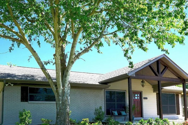 Front - Room for rent just a 1.5 miles from campus!