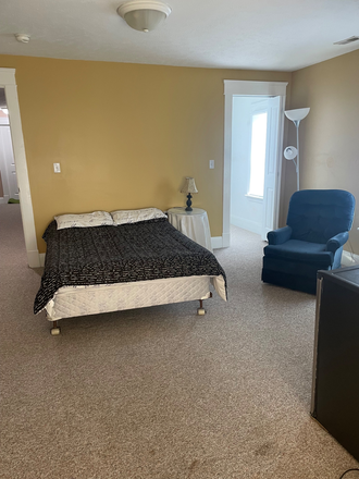 Third Floor Bedroom - Less than a mile from CWRU House