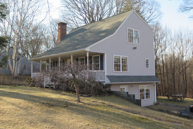 Front and side of house - Lovely 3 bedroom house, minutes from UConn, Storrs downtown and hiking trails (290 S Eagleville Rd)