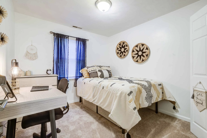 bedroom - hunter ridge 2 by 4 apartment