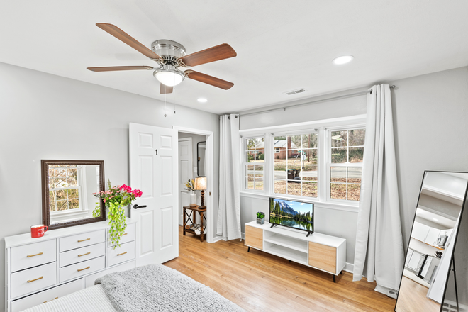 Bedroom area - Furnished 2BR rentals near downtown & malls, utilities incl., ideal location & ready to move in House