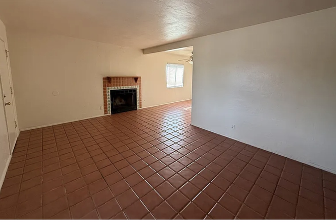 living room - 1440 E Lee St #1 House