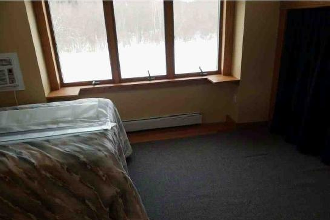 West Bedroom (available) - Beautiful home, private, gardening, hiking, ponds, large acreage