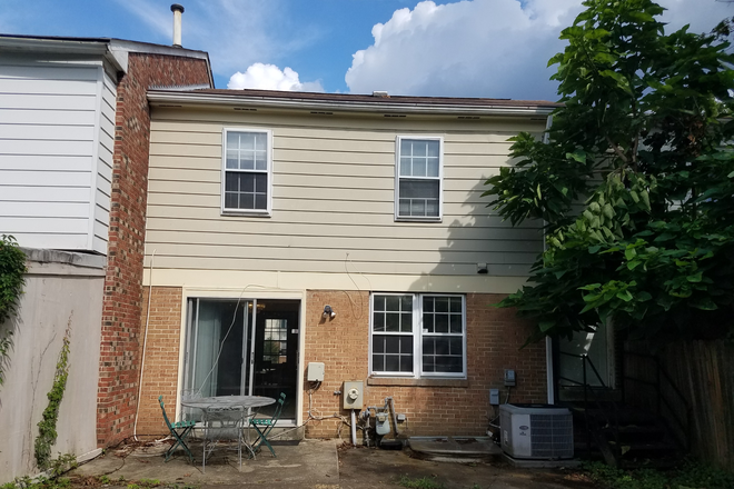 Back of house - Room in large, clean, modern townhouse 