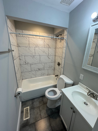 1st Floor bathroom - Xavier Student Housing - 6-7 Bedroom House - Avail June 1, 2026