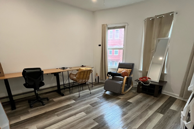 living room - 3 Bds, 1.5 bath apt East Cambridge Sep 1st avail.