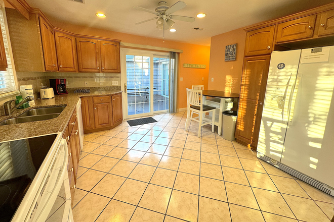 Kitchen - Spring 2026 Semester Available for groups of 3-4 with option for 26/27 full academic year. House