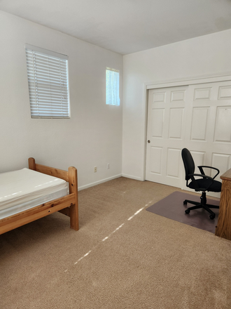  - 1 Single Bedrooms for rent in a 5 Bedroom Home - <3 miles to UC campus - All Utilities Included!