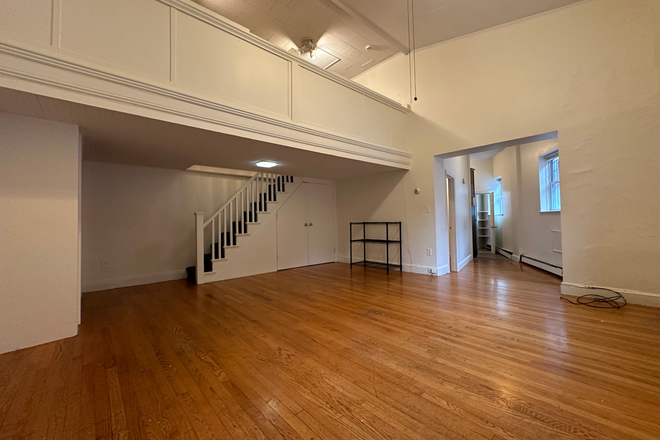 1 - 2 Bed loft on Symphony Road, heat/hot water included, Great location + price!