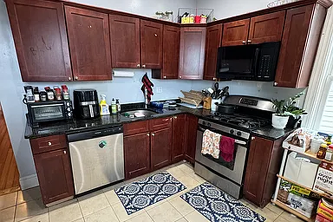 Kitchen - 5 Man Apartment in Mission Hill