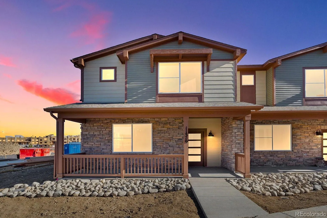 Outside view from park - Modern Townhouse in Broomfield