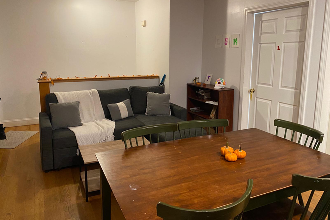 Living Room - 4 BEDROOM APARTMENT 10 MINUTES FROM BC CAMPUS