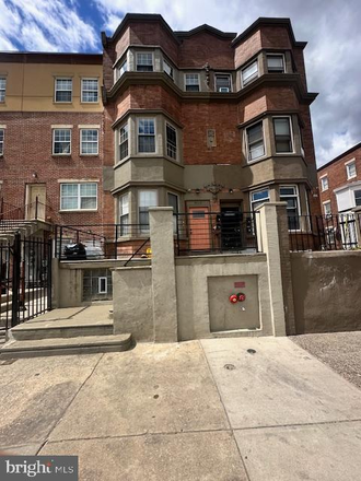 Front - Triplex- 2 Bedroom Apartment - 1 Block to Hospital - 1 mile to Main Campus