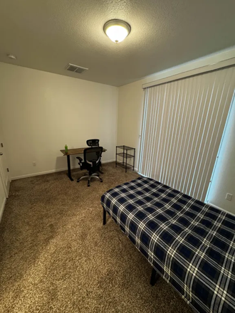 Master Bedroom - Bellevue Ranch, 3.5 mi. from UC Merced campus, walking distance to Cat Track bus stop. House