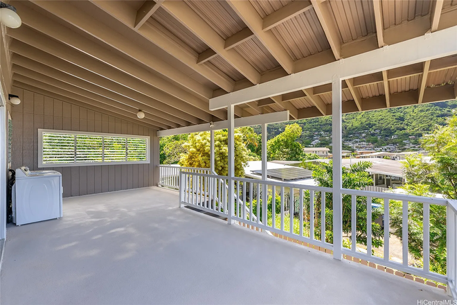 Lanai with private laundry - Private fully renovated 2 bed 1.5 bath Apartments