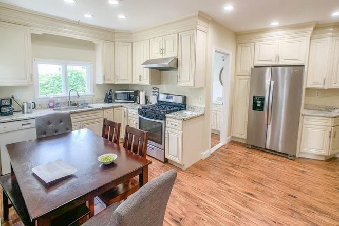 kitchen - GORGEOUS 5Bed/2Bath w/ LAUNDRY IN UNIT & OFF-STREET PARKING! Avail 9/1/26!!