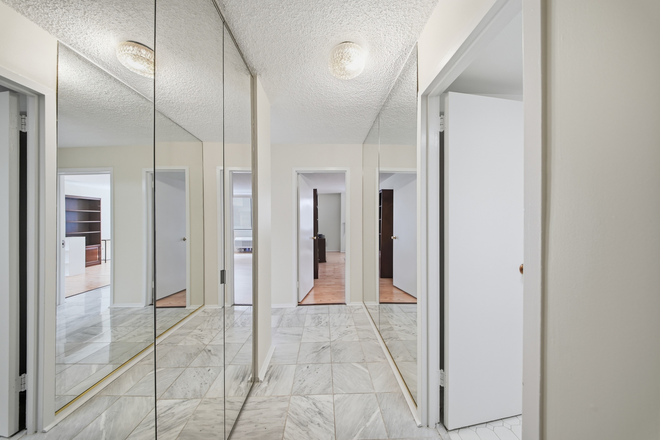 Apartment entrance hall - Walking distance GW, Georgetown, Great price.Mint. Amenities. Ideal med,
