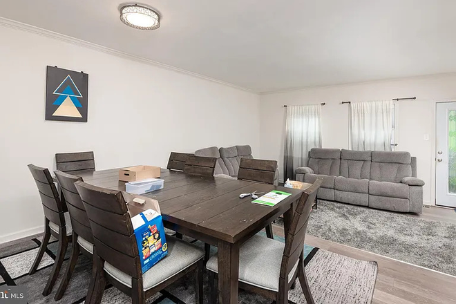 Dining Area - Furnished Townhouse Near Campus