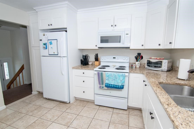 Kitchen - Available for a group of5! Spacious raised ranch in Eastward! House