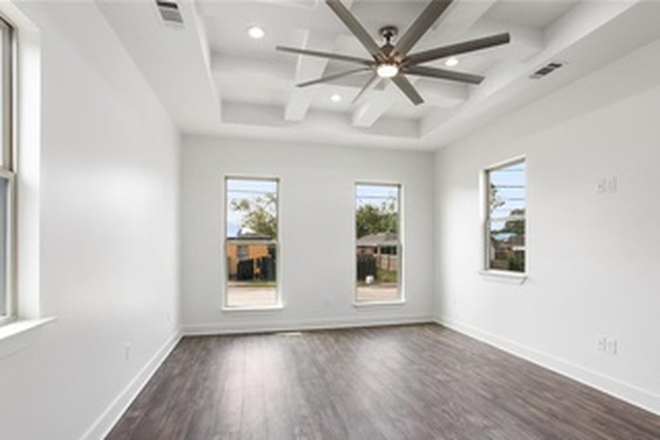 Living space - House Near City Park and I-10