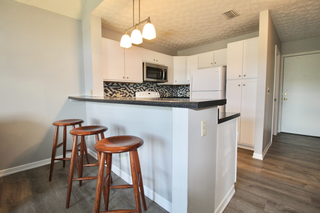 Kitchen - Hunters Ridge - 3 bedroom - 3 bath loft apartment for rent! Pre-leasing for the 26-27 year!
