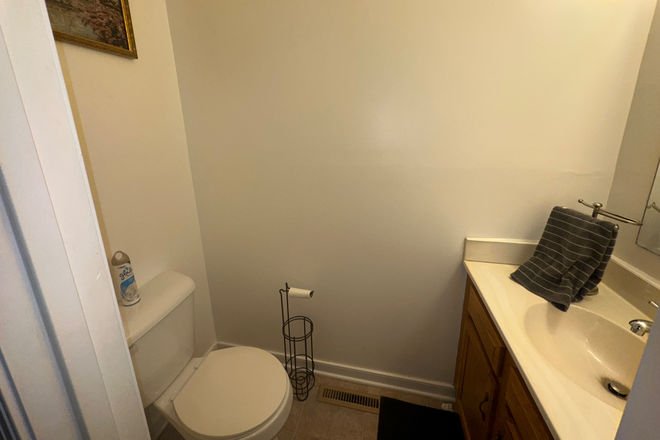 Bathroom 1 - Room available 7 mins from campus! House