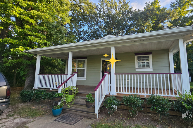 Front yard and entry - The Mount Pleasant Professional Retreat | Private Bed + Private Bath | All-Inclusive House
