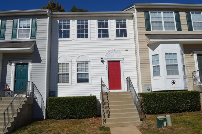 Front view - 5 bedroom townhome available near NC State