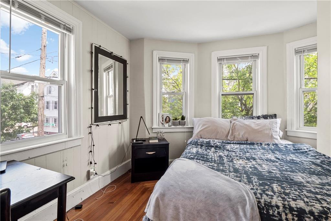 Spacious roomn with great lighting, office desk and drawer - Private Furnished Room, 3 Min to Brown University, Prime Location. Parking available Apartments
