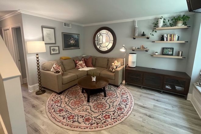 Living room area - Furnished 2 bed/1.5 bath townhouse w/ Patio - Excellent location!